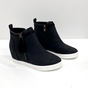 Size 7 Fringe Sneaker Wedge